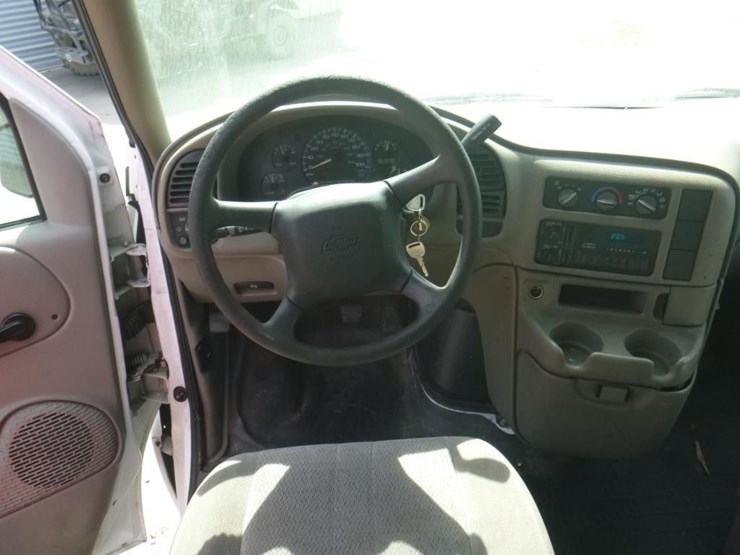 2002-gmc-safari-image-8
