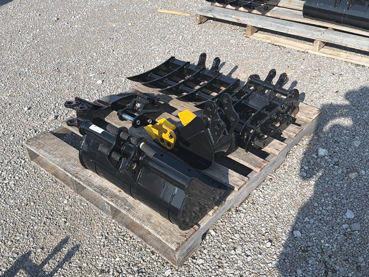 #31-•-lot-of-misc-mini-excavator-attachments-image-3