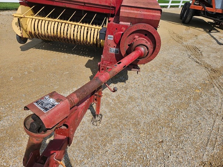 new-holland-320-image-10