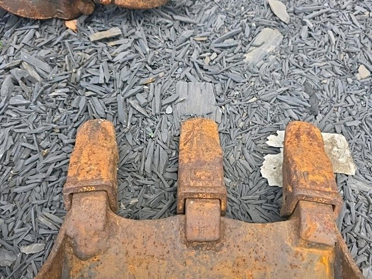 #475-•-edge-11"-excavator-bucket-image-7