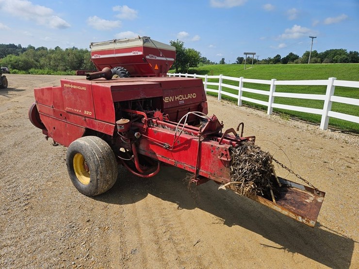 new-holland-320-image-3