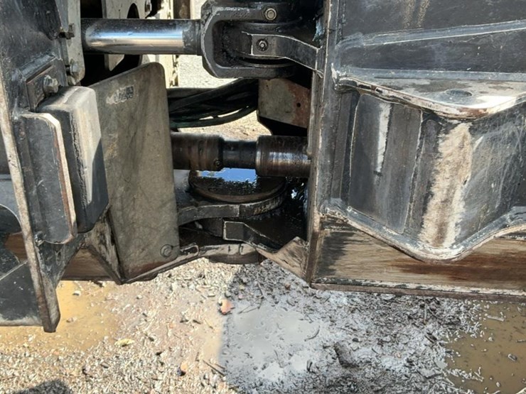 2012-deere-848h-image-52