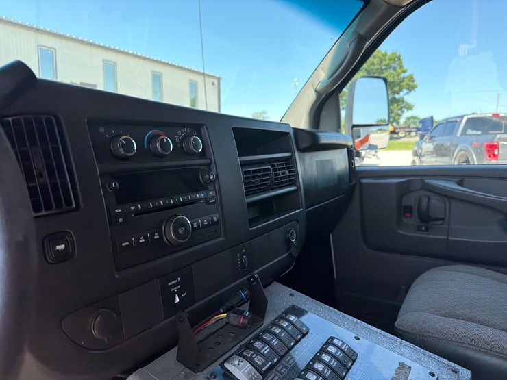2013-chevrolet-express-3500-image-17