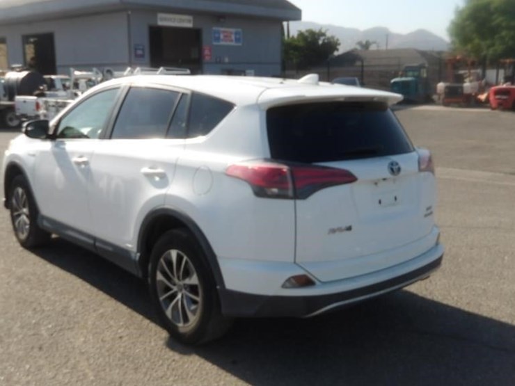 2018-toyota-rav4-image-4