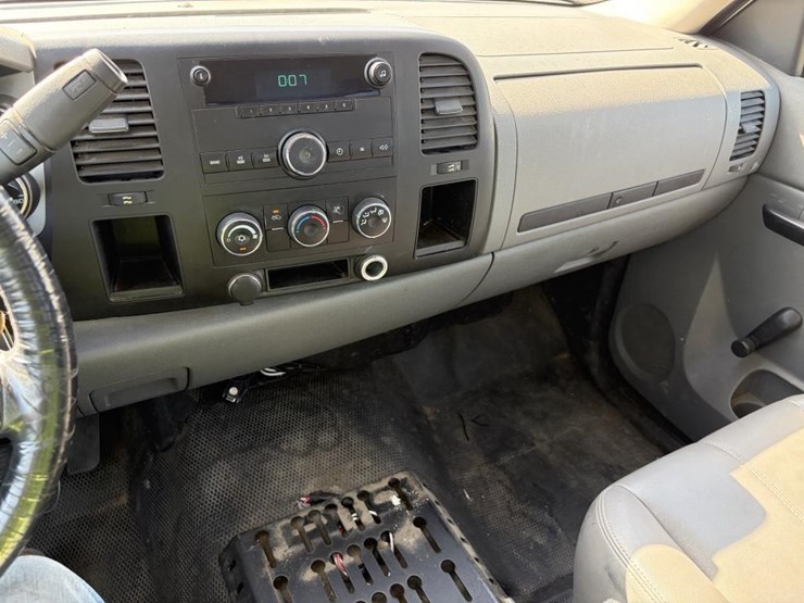 2010-chevrolet-silverado-2500-image-17