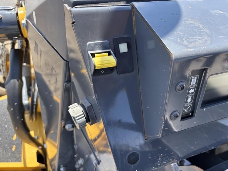 2020-deere-210l-image-41