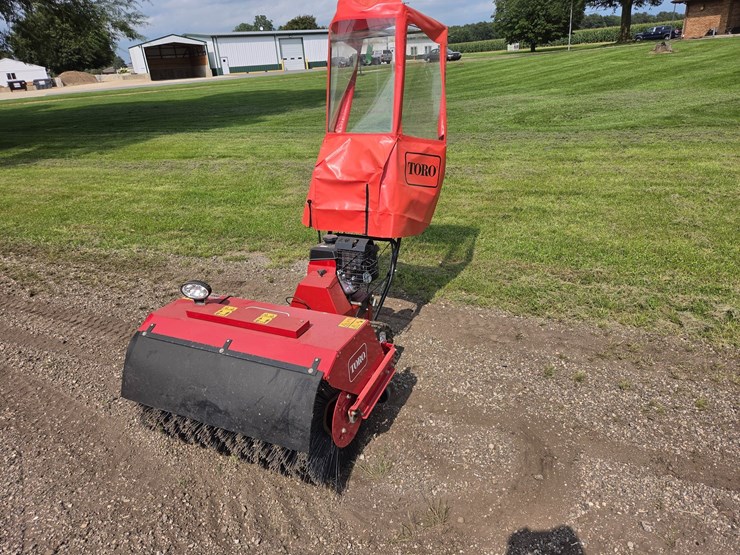 #450-•-toro-power-broom-image-1