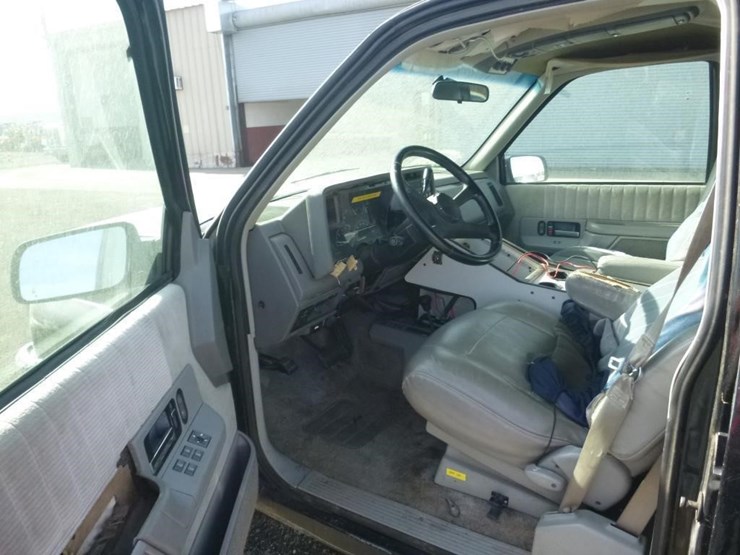 1994-chevrolet-suburban-image-5