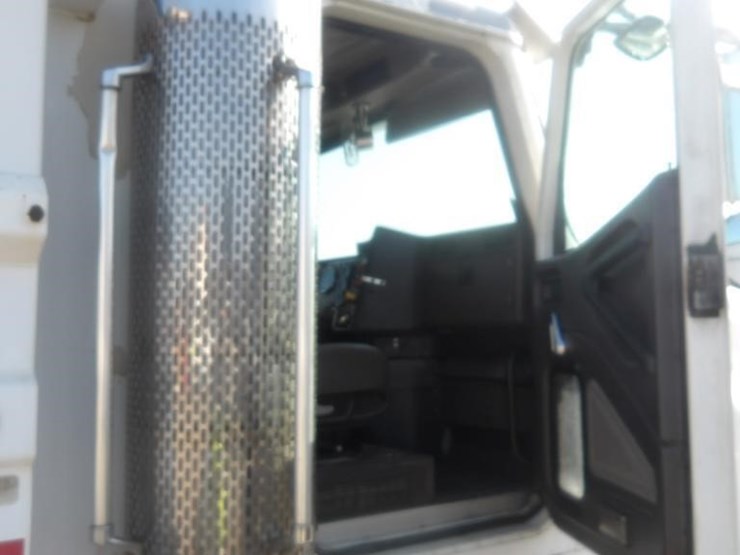 2002-international-5500i-6x4-dump-truck-image-15