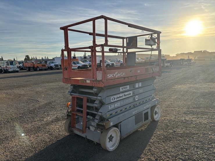 2013-skyjack-sj3-4632-scissor-lift-image-3