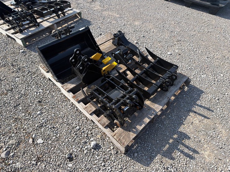 #31-•-lot-of-misc-mini-excavator-attachments-image-2