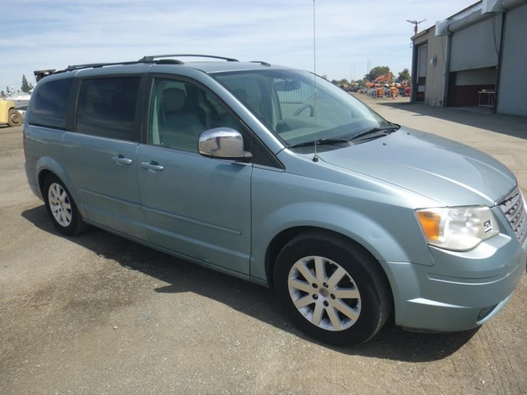 2008-chrysler-town-&-country-image-2