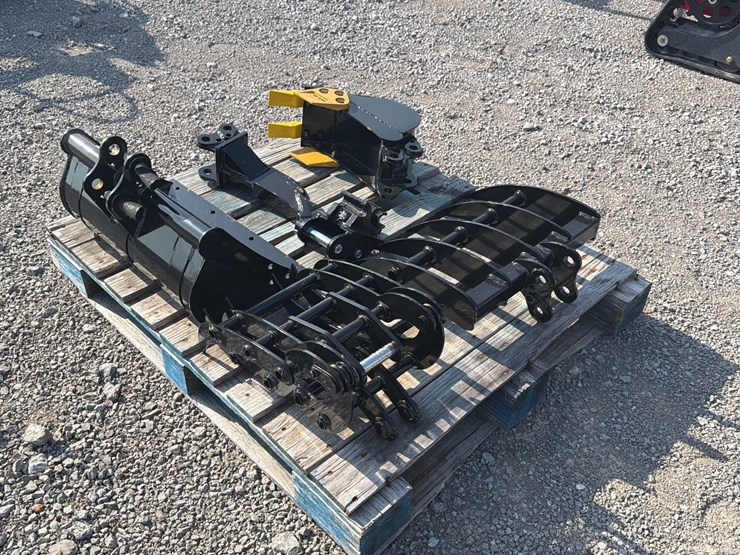 #33-•-lot-of-misc-mini-excavator-attachments-image-2