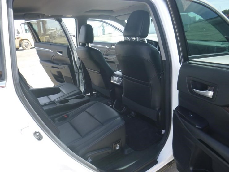 2017-toyota-highlander-image-8