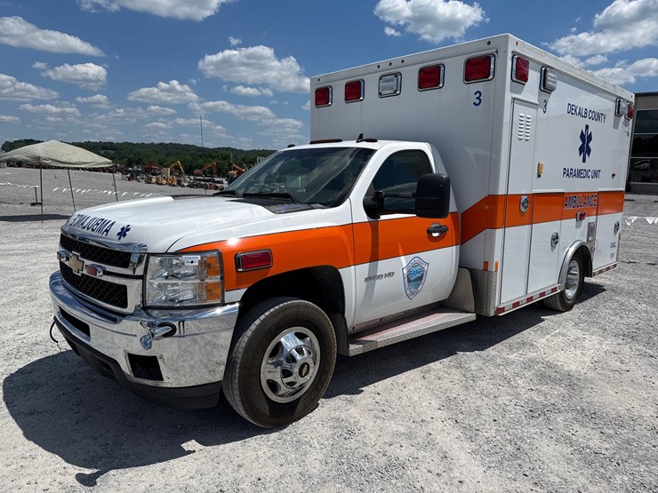 2014-chevrolet-silverado-3500hd-lt-image-1