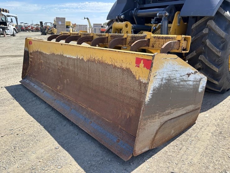 2020-deere-210l-image-24
