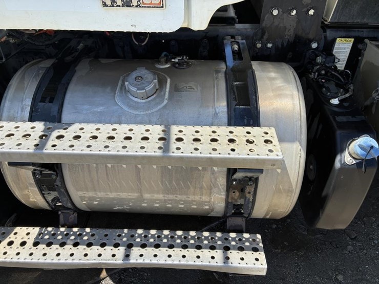 2013-freightliner-114sd-image-7