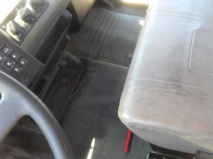 2002-freightliner-fl80-image-24