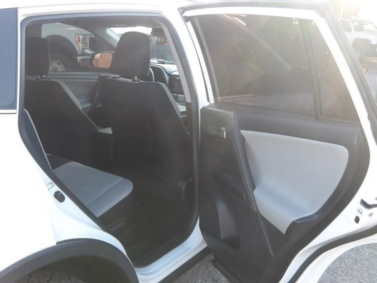 2016-toyota-rav4-image-13