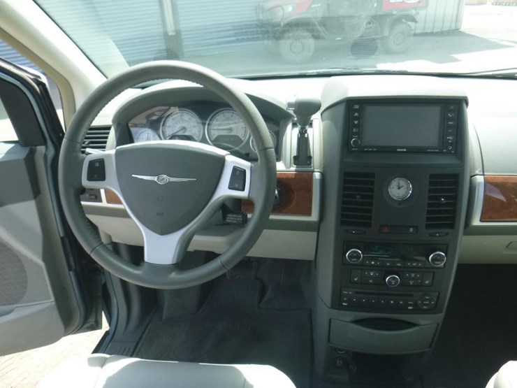 2008-chrysler-town-&-country-image-9