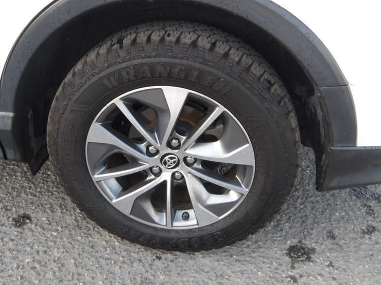 2016-toyota-rav4-image-6