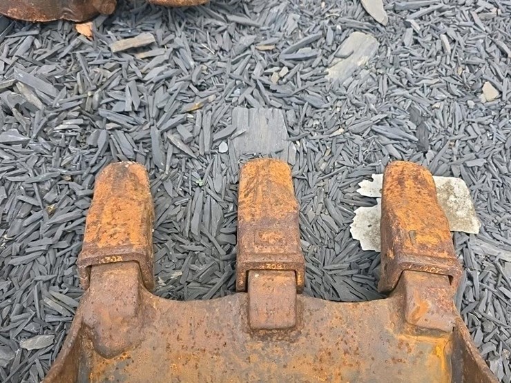 #475-•-edge-11"-excavator-bucket-image-8