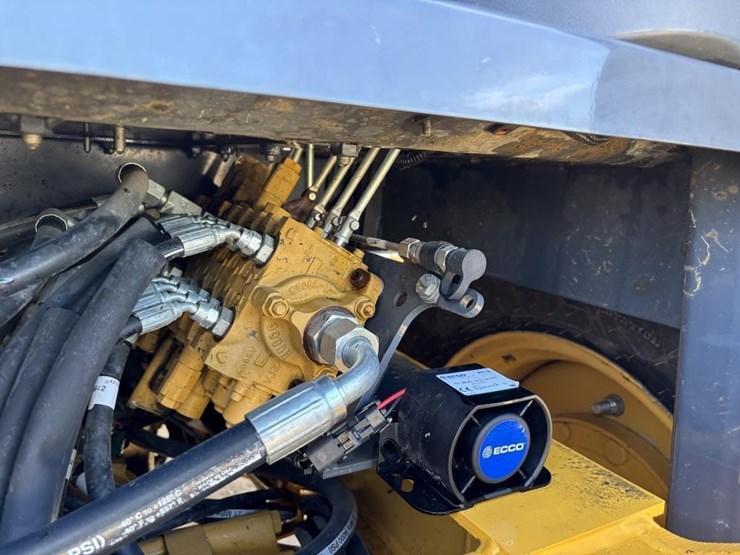 2020-deere-210l-image-30