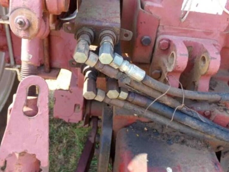 7030-allis-chalmers-2-wheel-drive-tractor-image-11
