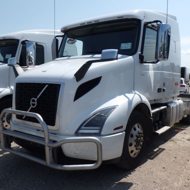 2020 VOLVO VNR640