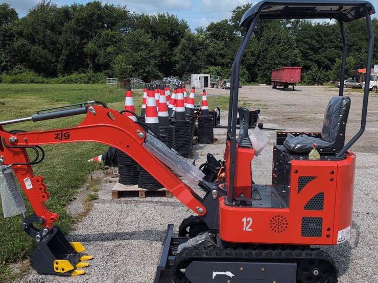 zjg-mini-excavator-zj-12-(red)-non--running-please-inspect-before-bidding-image-1