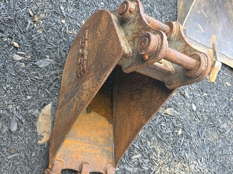 #475-•-edge-11"-excavator-bucket-image-1