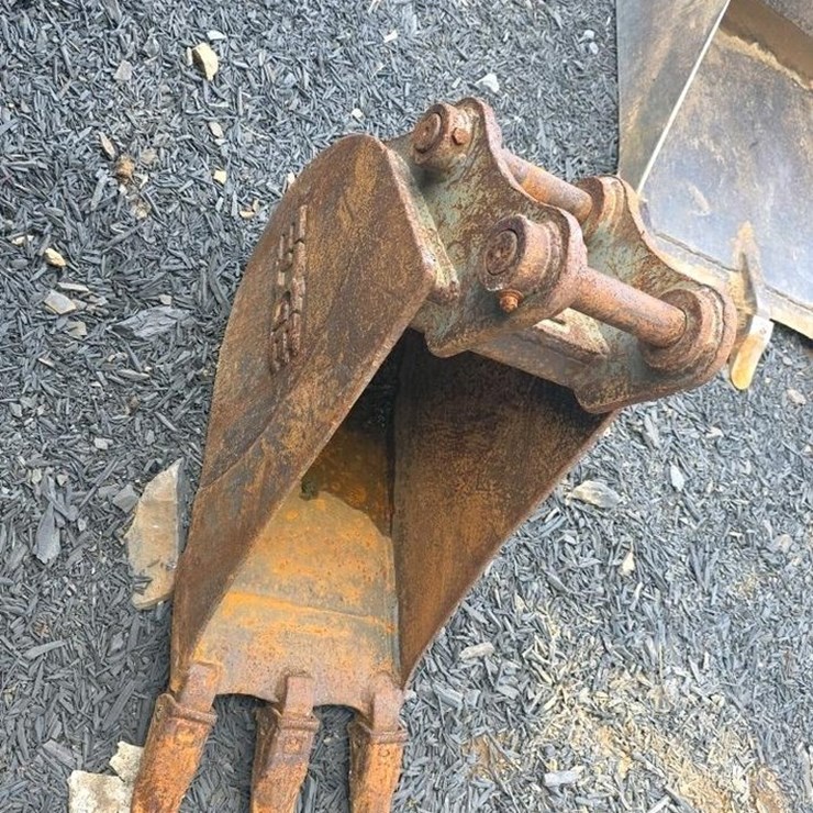 #475 • Edge 11" Excavator Bucket