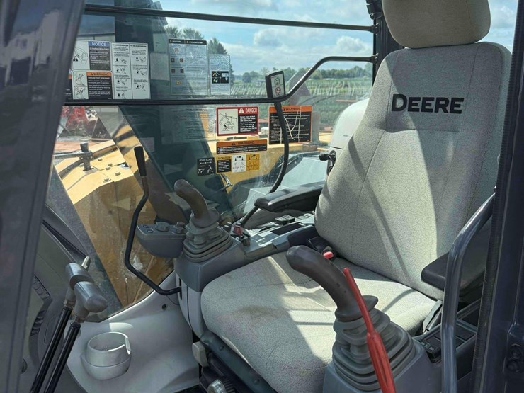 2015-deere-75g-image-16
