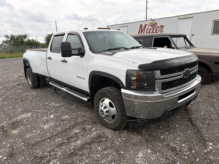 2011-chevrolet-silverado-3500hd-image-2
