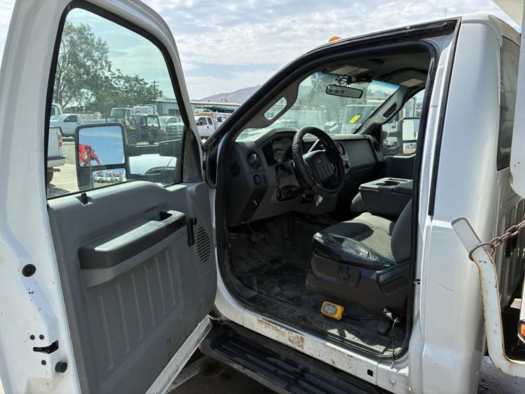 2011-ford-f550-image-16