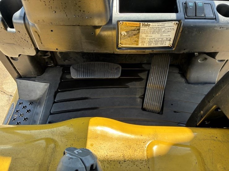 2011-yale-erp040vtn36tf082-forklift-image-17