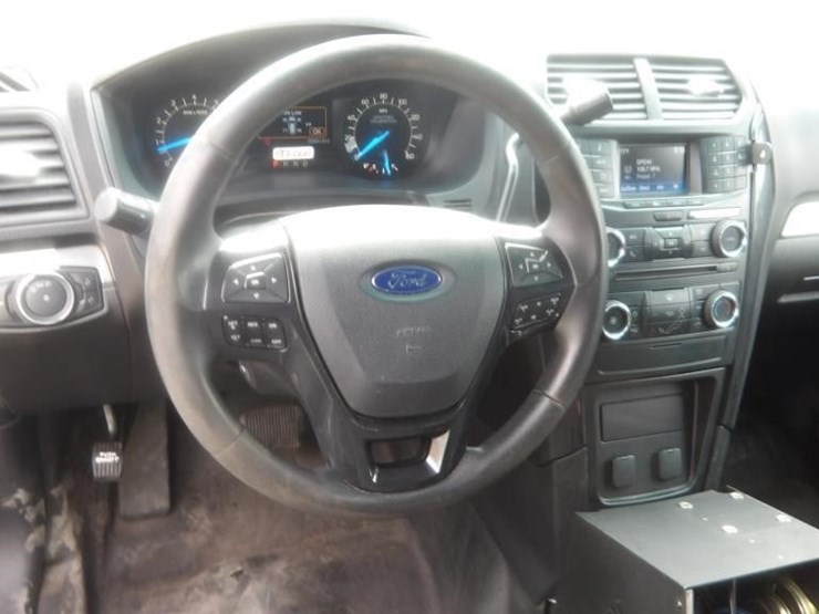 2017-ford-explorer-image-15