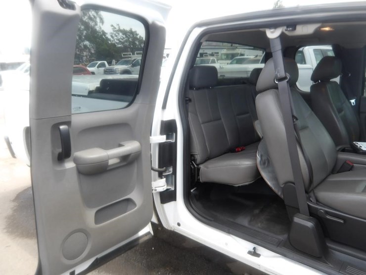 2013-chevrolet-silverado-2500-image-15
