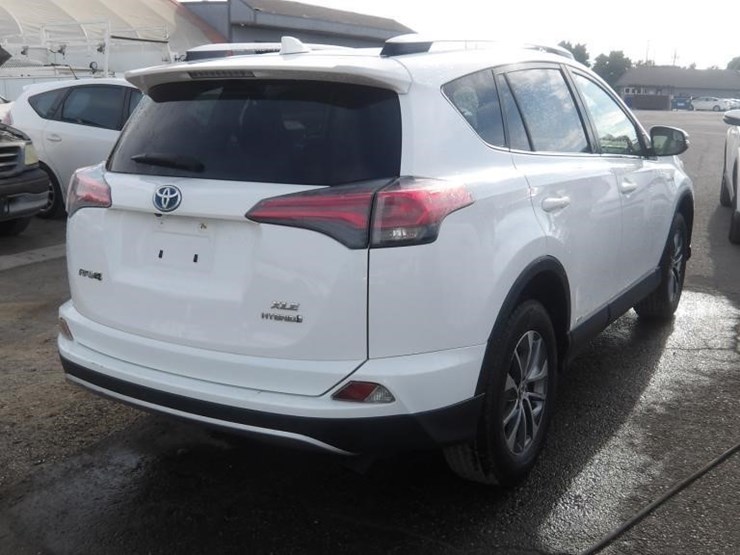 2016-toyota-rav4-image-3