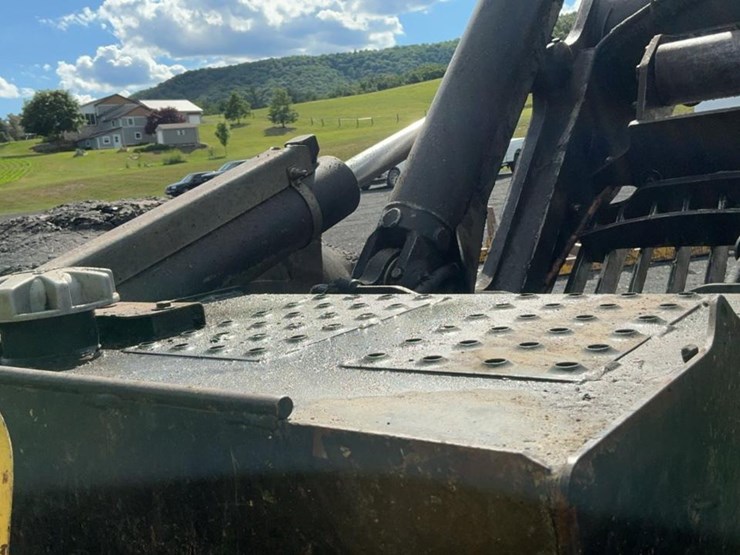 2012-deere-848h-image-56