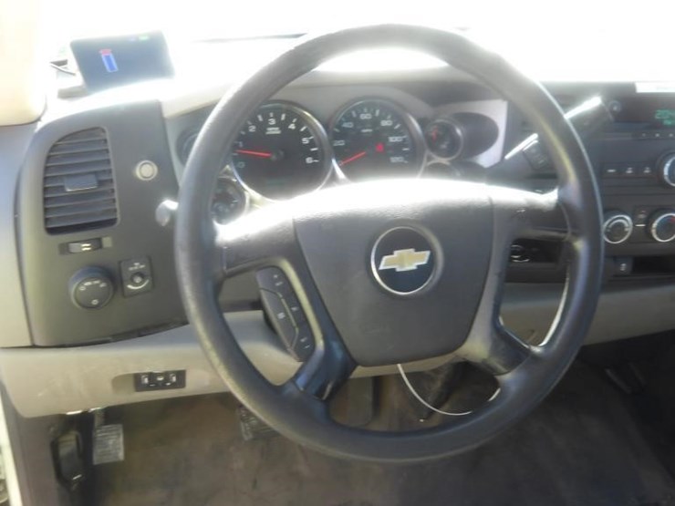 2013-chevrolet-silverado-2500-image-15