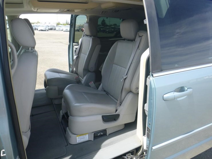 2008-chrysler-town-&-country-image-7