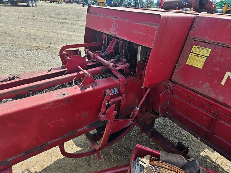 new-holland-320-image-17