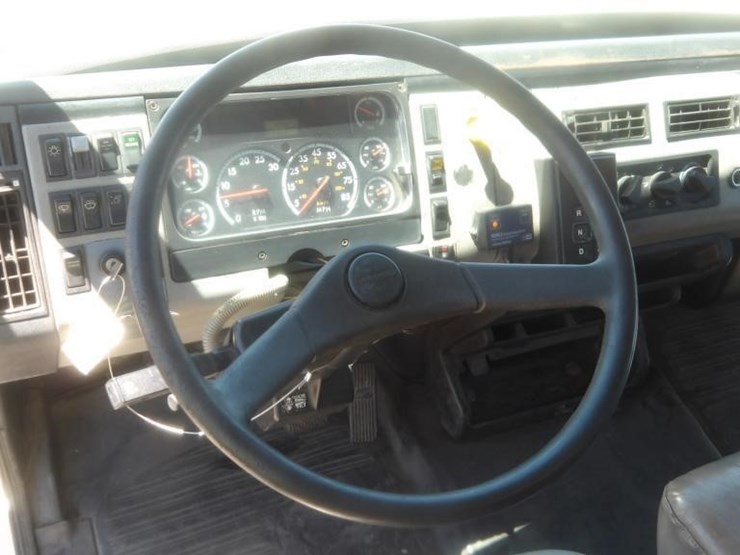2002-freightliner-fl80-image-17