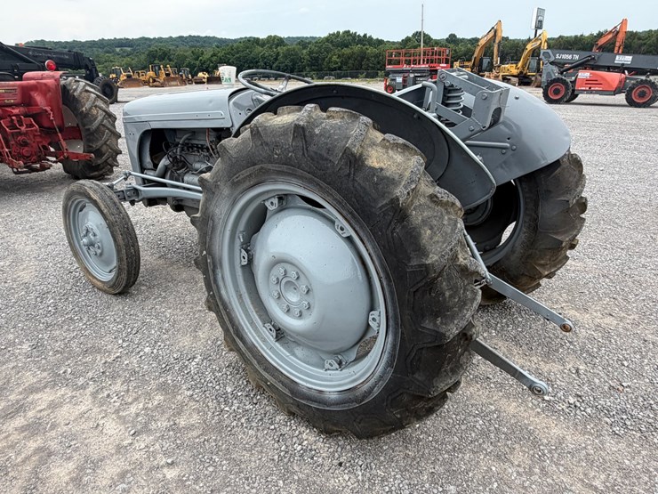 #4-•-1939-henry-ferguson-t020-farm-tractor-image-4