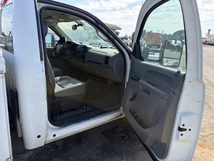2011-chevrolet-silverado-2500-image-13