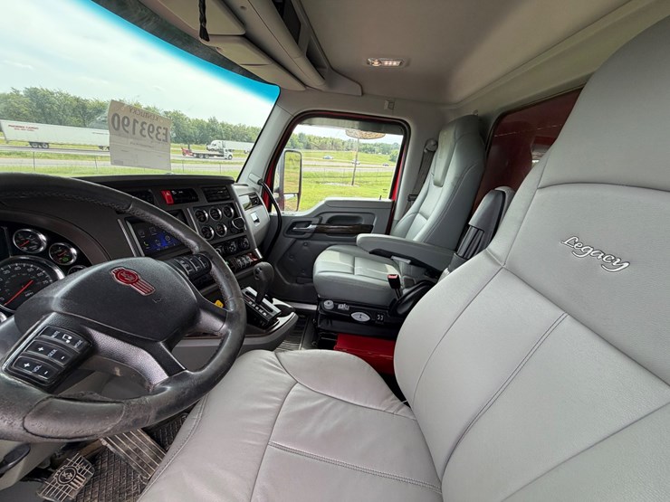 2016-kenworth-t880-image-17