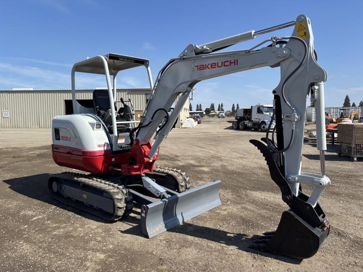 2022-takeuchi-tb235-2-image-2