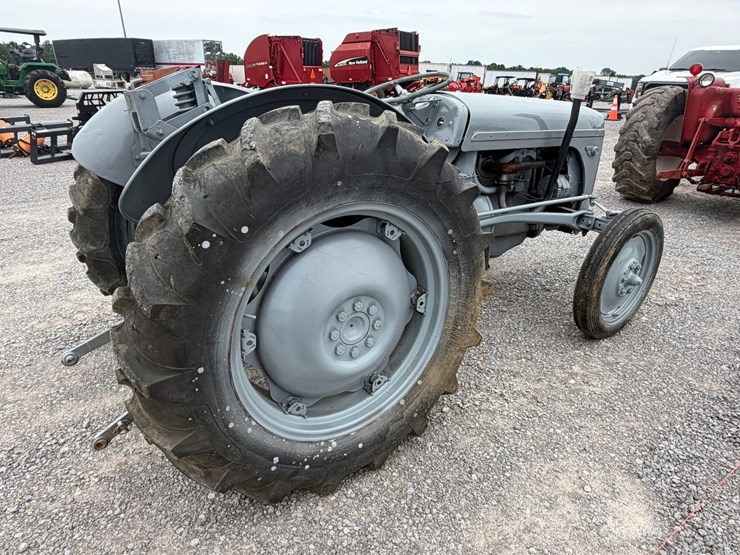 #4-•-1939-henry-ferguson-t020-farm-tractor-image-3