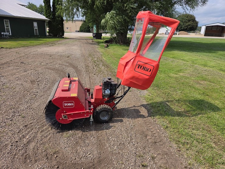 #450-•-toro-power-broom-image-2